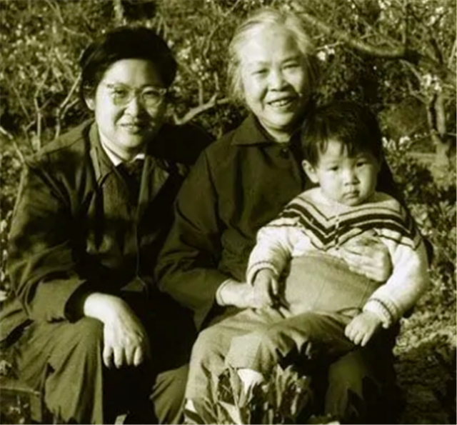 听到毛主席逝世的消息，贺子珍有何反应？