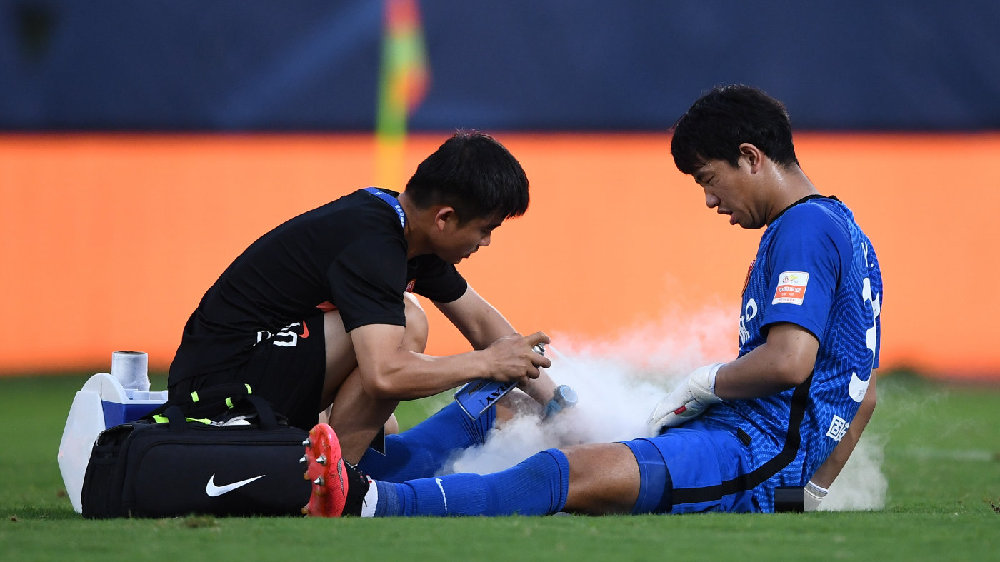 足球受伤喷雾是什么(踢球受伤后,你还在抹油吗?请冷静一下)