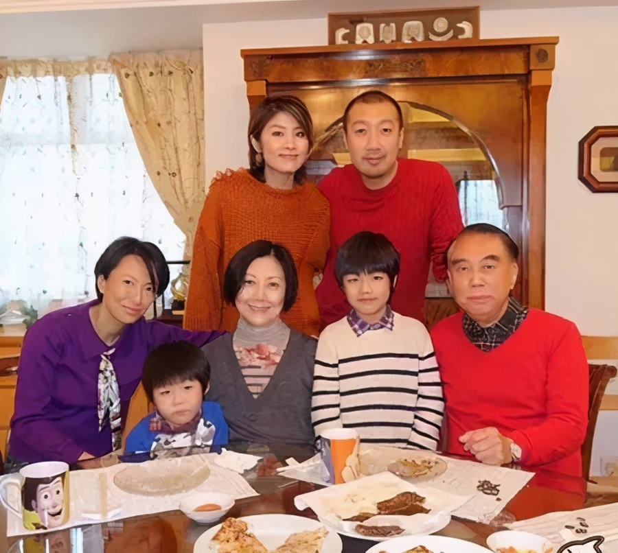 情史干净的10位女星，各有各的浪漫，有人已与丈夫相爱38年