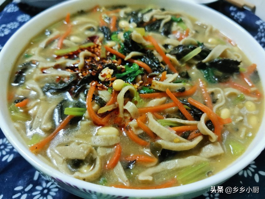 冬天吃这个正当时，芝麻叶绿豆糊涂杂面，一次吃两碗，拿肉都不换