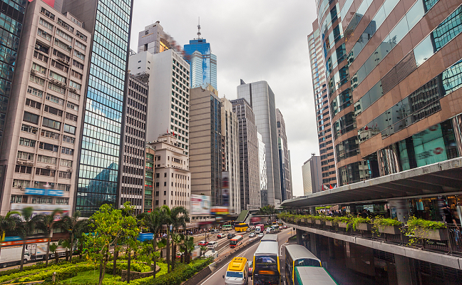 曾辉煌一时的香港富二代，5000万家产挥霍完毕，如今与狗相伴