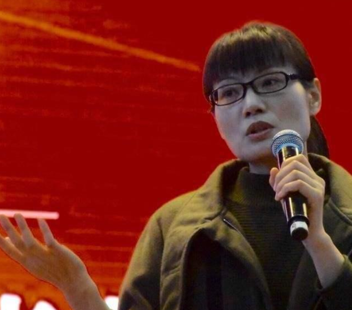 美女教师熊芳芳：6次跳槽终成一代名师，从乡村小学一路拼到深圳