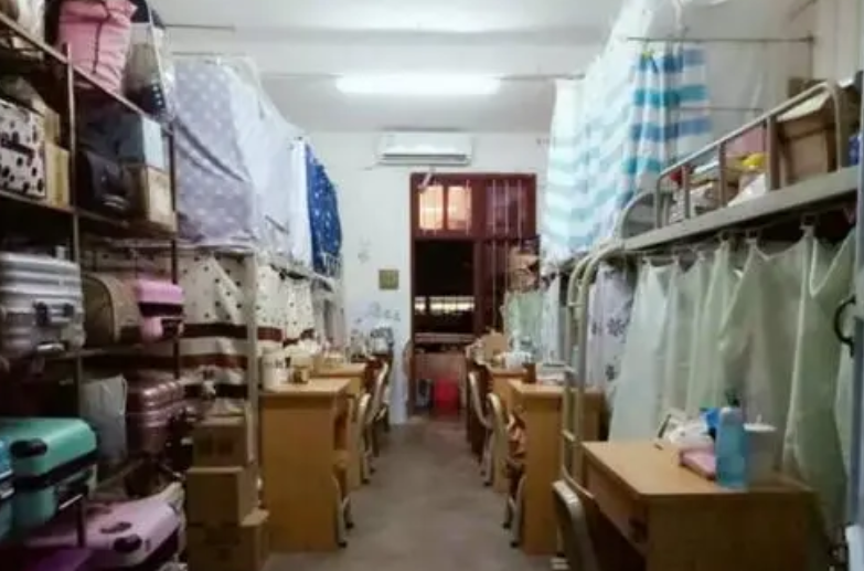 大学宿舍仿佛“贫民窟”，环境“脏乱差”，新生入学直呼：想退学