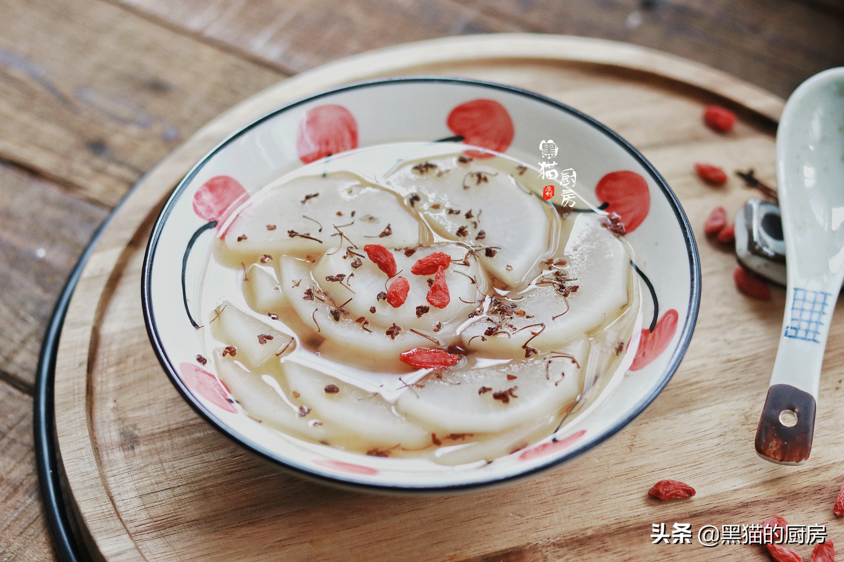 1勺蜂蜜,几片白萝卜,蒸一蒸,常给老人孩子喝,化痰润肺真不错