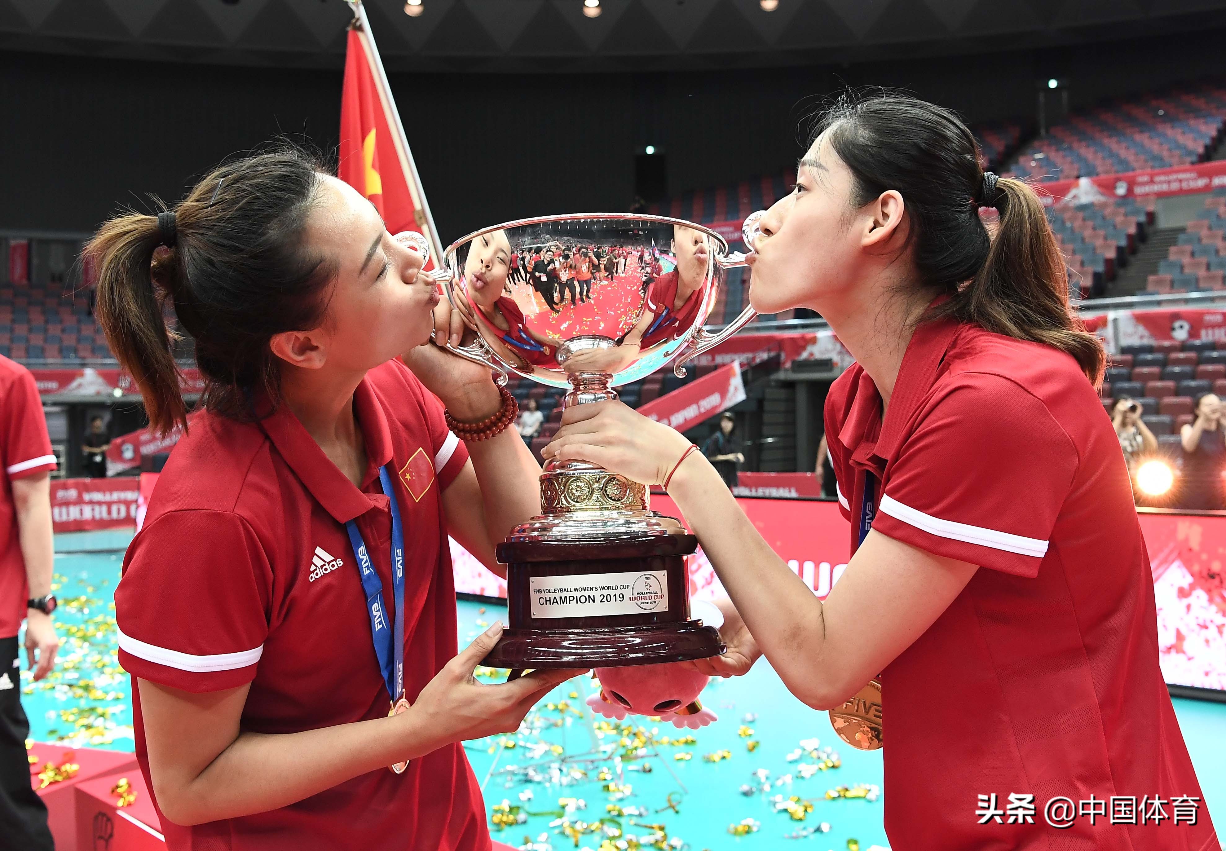 世界杯颁奖仪式(2019女排世界杯颁奖仪式,中国女排姑娘举起冠军奖杯)