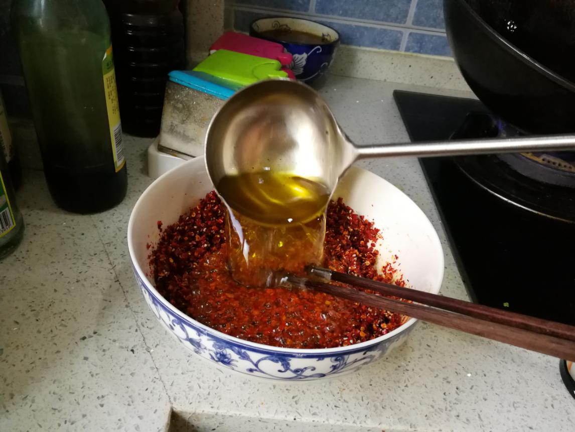 教您在家熬出香喷喷的熟油辣子，多亏有了它，凉面凉菜变得超好吃
