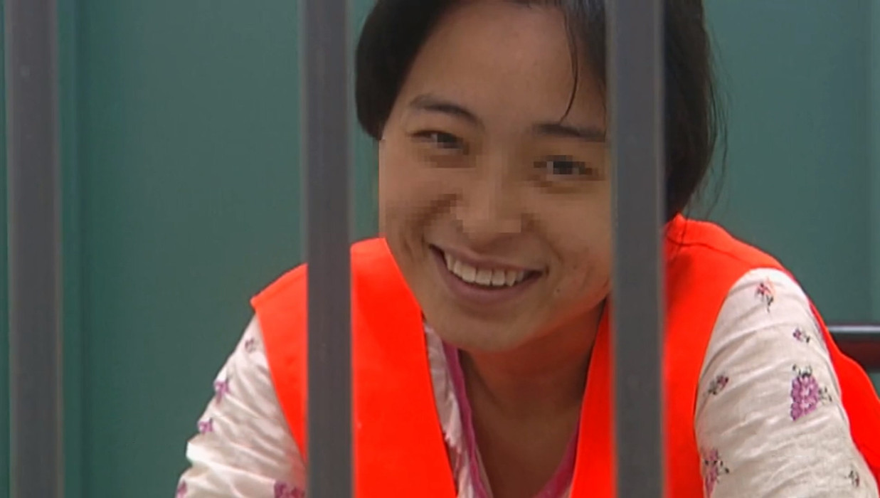 2013年，26岁女大学生弑母后抛尸工地，面对审讯她面露微笑