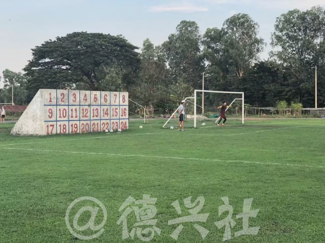 足球运动墙(一面“墙”折射出中国青少年足球的竞训现状)