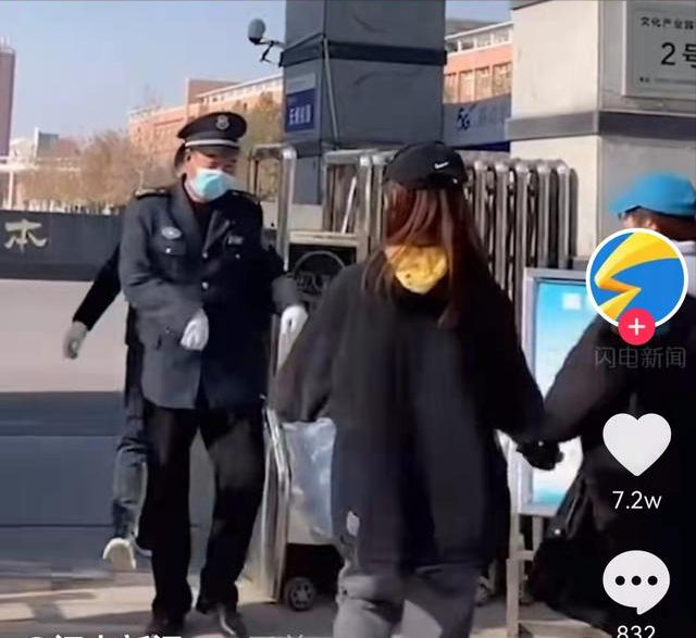 山西运城：女大学生在校门口给保安跳舞，保安：我该放她们出去吗