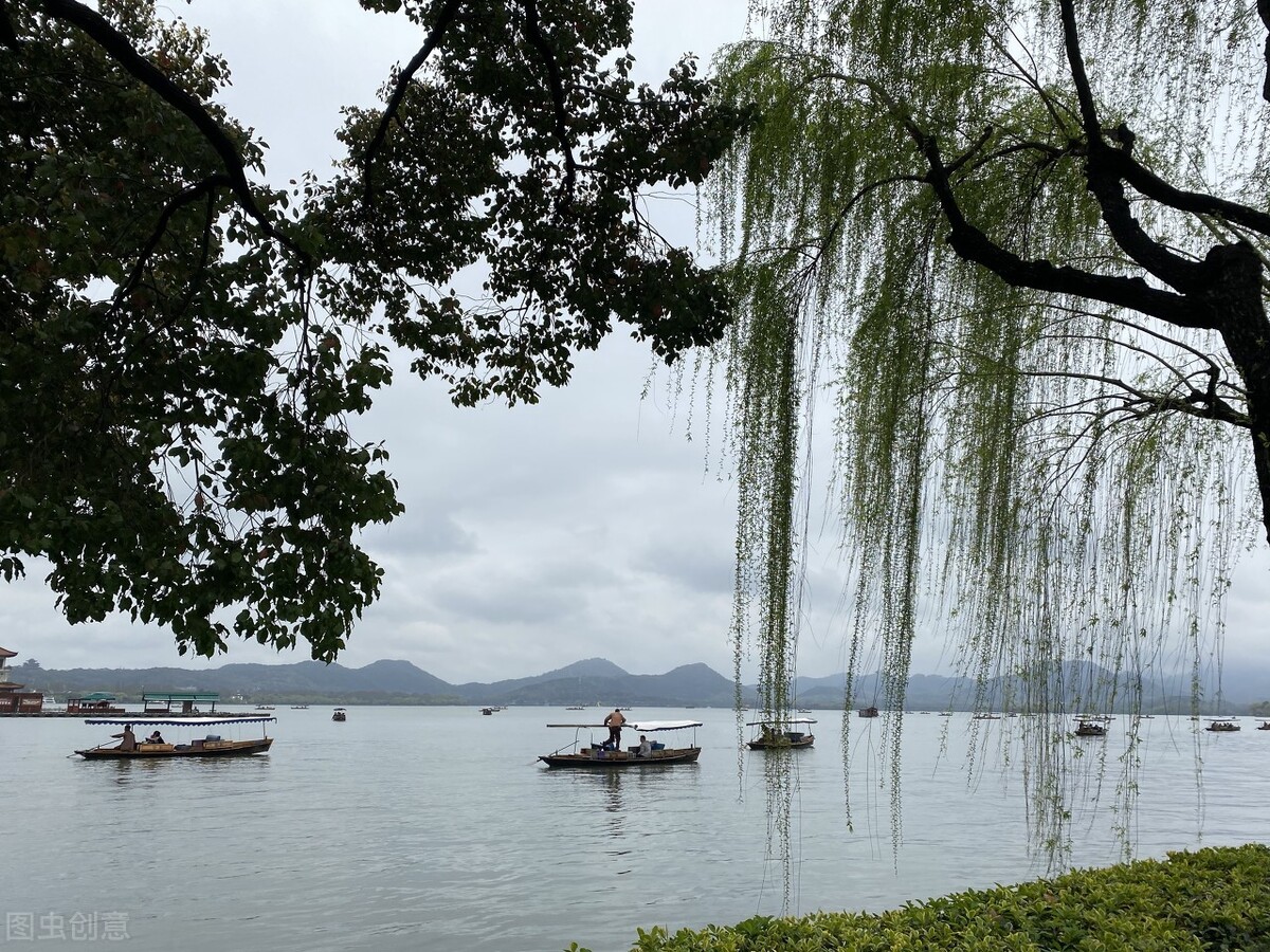 欧阳修《采桑子》轻舟短棹西湖好，赏析