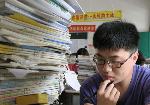 重庆一男生高考638分，不填志愿反倒选复读，最后考了多少分