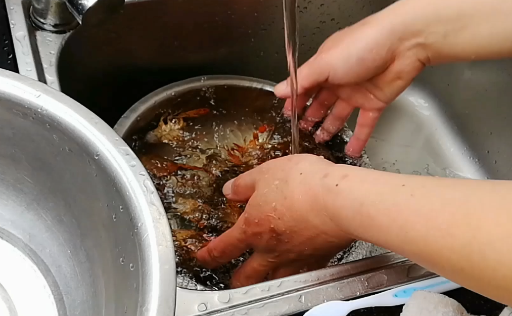 清水小龙虾的做法（堪比餐厅大厨的清水小龙虾烹饪方法）