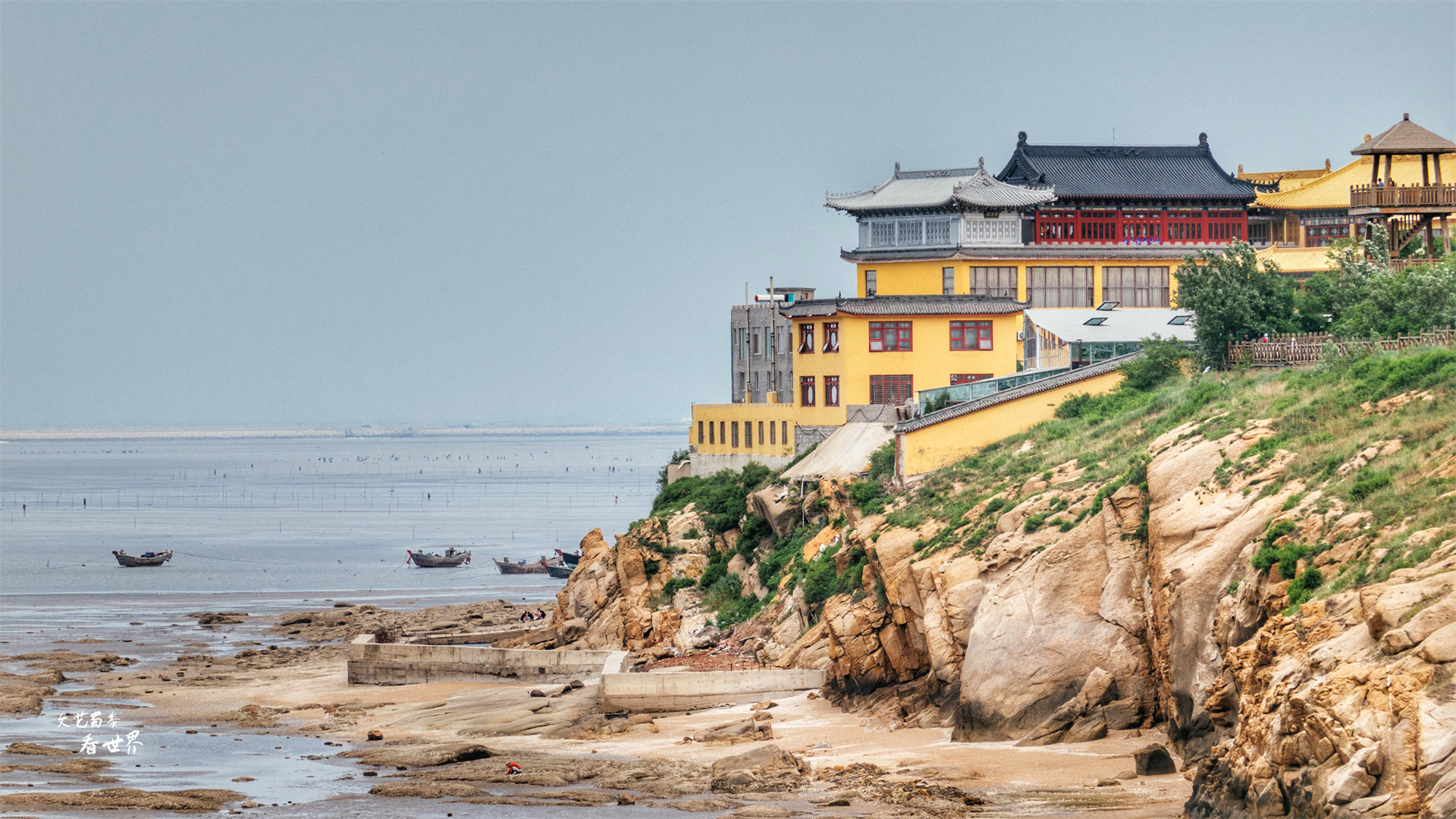 假期找个人少景美的地方，来辽宁的北海吧，它有红海滩和绝美海岸