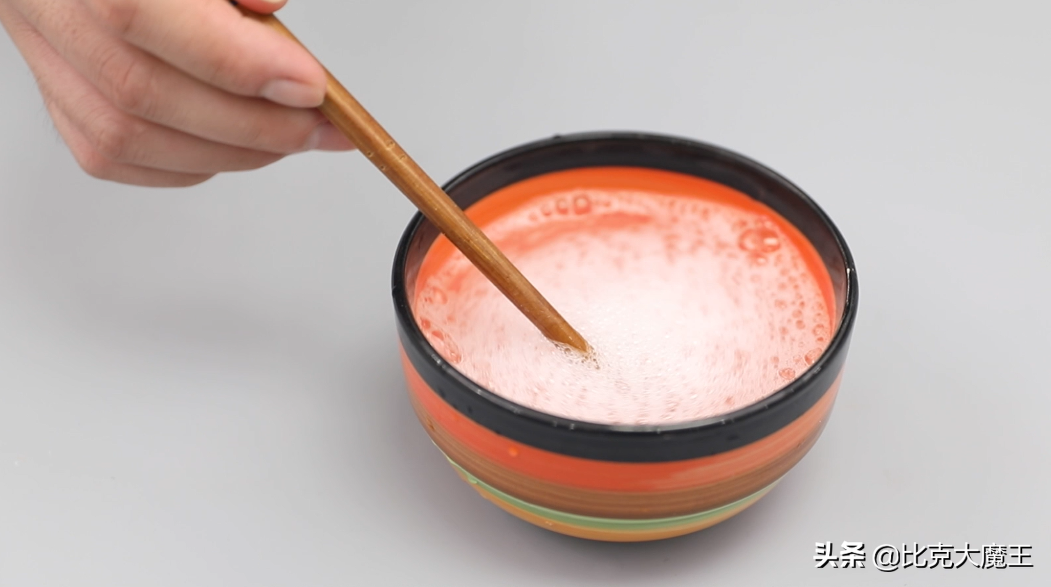 白醋加牙膏混合一起，做成清潔劑，清潔污垢一點(diǎn)都不費(fèi)勁，太棒了