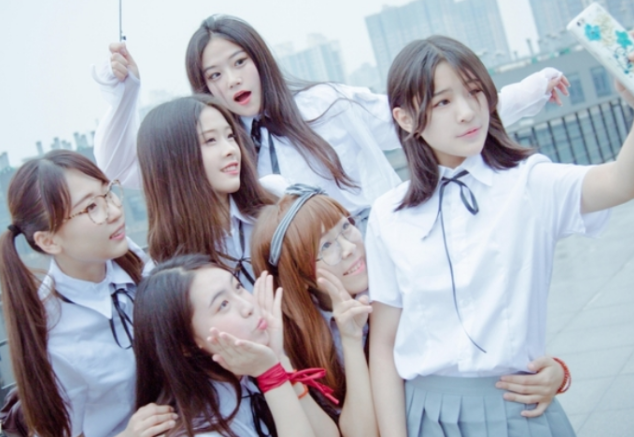 “JK毕业照”走红，满屏都是大长腿，网友：行走的招生简章