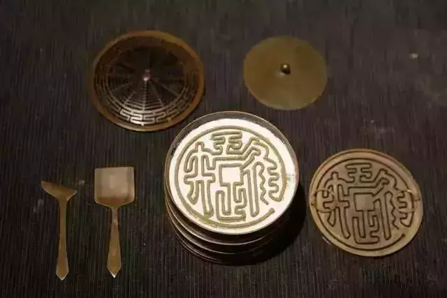 别有情趣的香炉,燃尽后的香灰是一幅画!