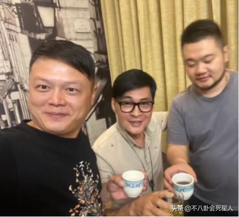 香港艺人聚会，70岁徐少强在网络电影演配角，钱小豪频拍僵尸片