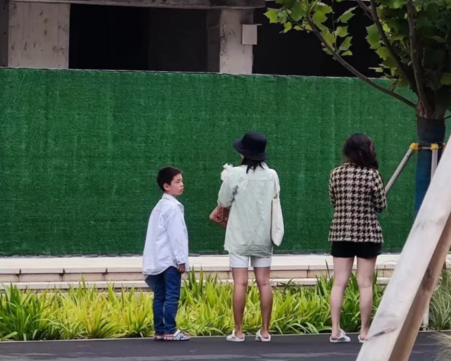 杜江夫妇喝下午茶被偶遇，霍思燕又胖了，双下巴愈发抢镜