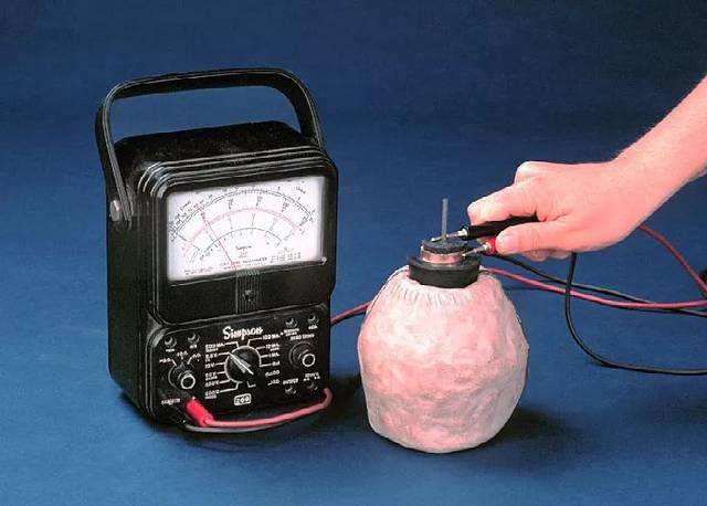 谁发明了电(谁发明了电灯)