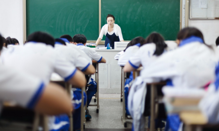 高考前的最后一课！班主任“告别”学生，一句“道歉”让学生泪目