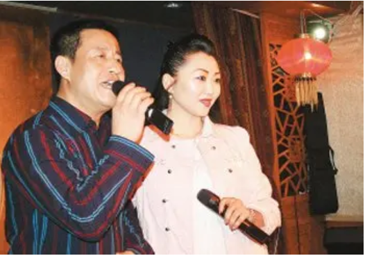 抛弃糟糠妻，娶小19岁娇妻，开豪车打人，“长贵”王小宝飘了？