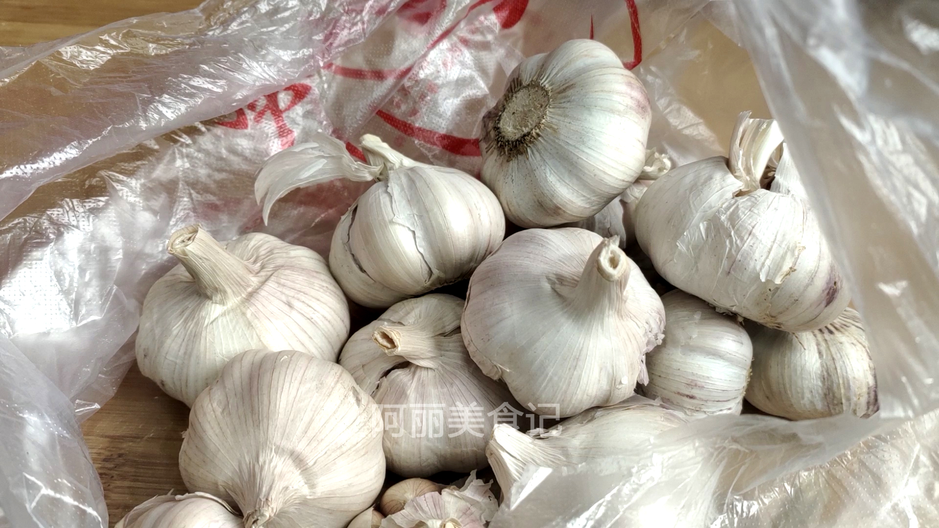 今天才知道，保存大蒜这么简单，放好久不发芽不干瘪，真好用