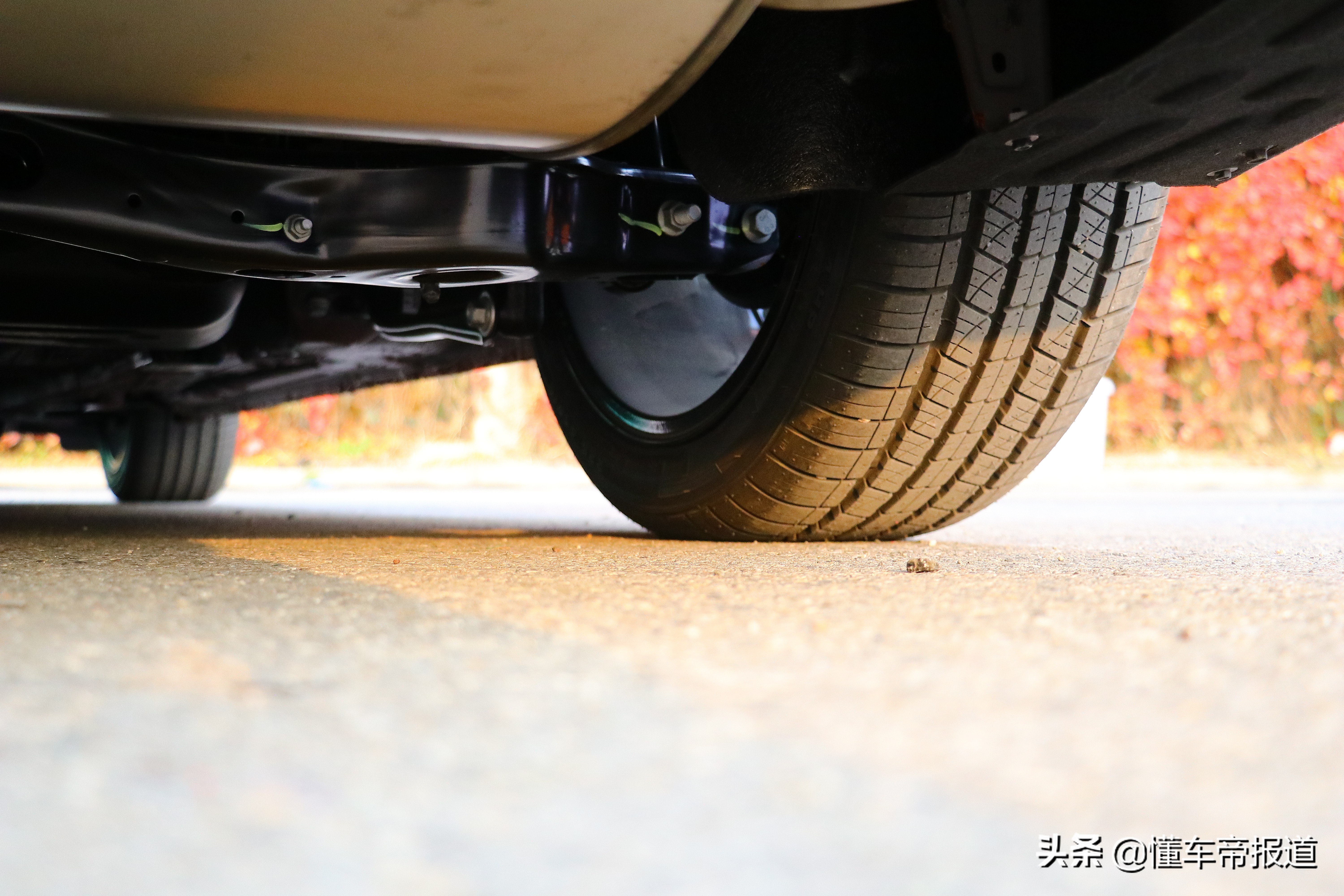 新车｜自带“爆款”基因，换装2.0T发动机！试驾新款奔腾B70