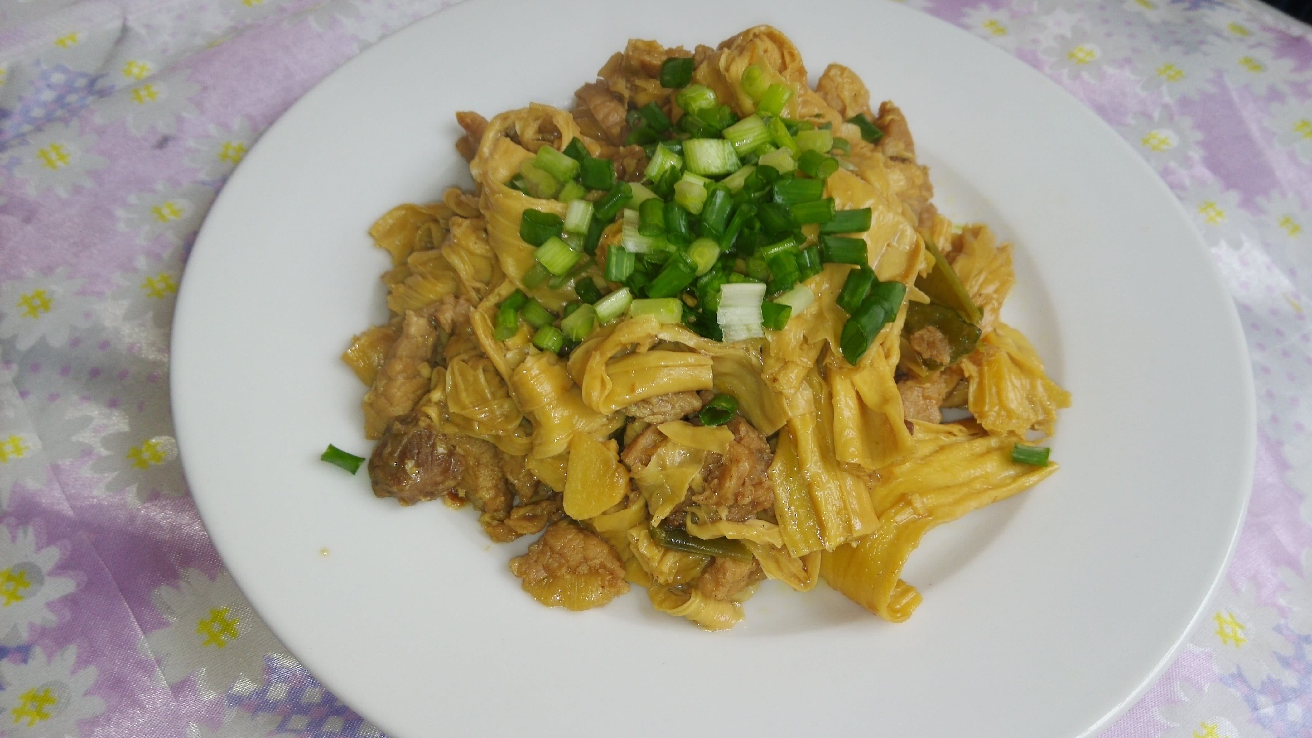 圖片[1]-【滑肉燴腐竹】做法步驟圖 美味下飯又能解饞-起舞食譜網(wǎng)