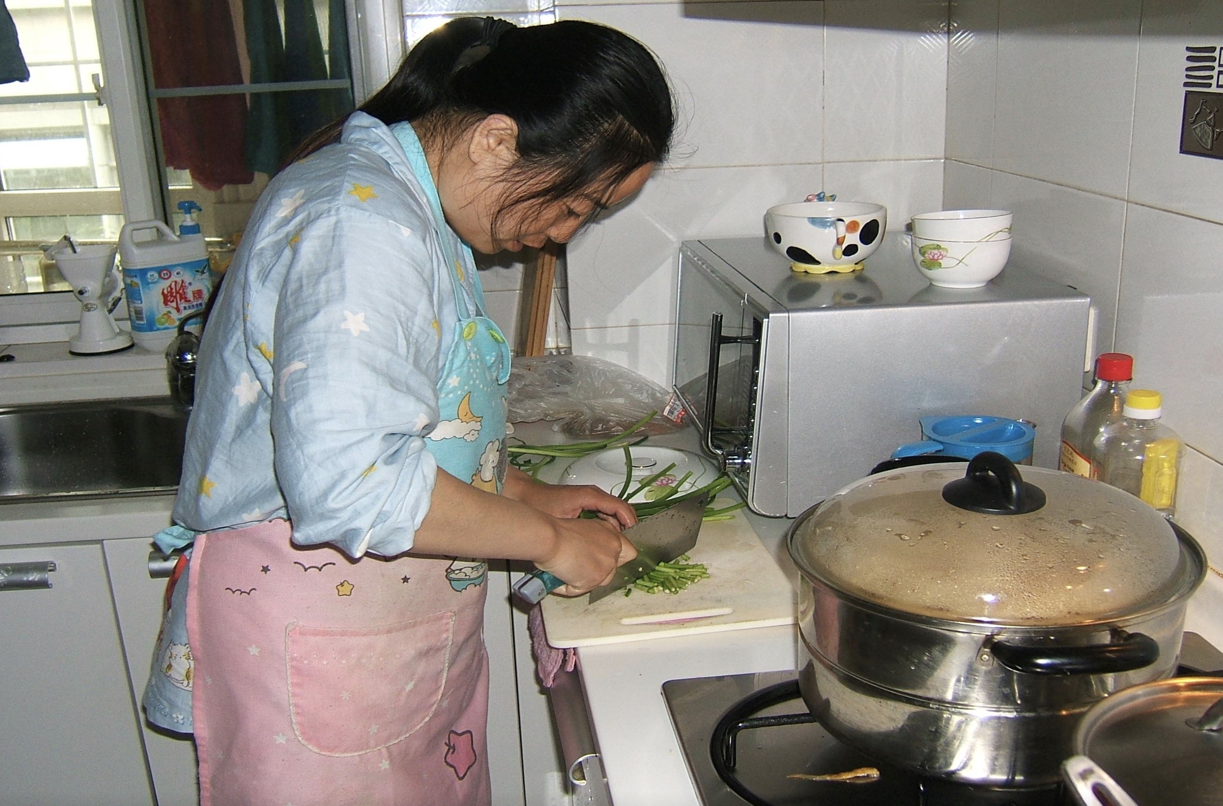 保姆抱起宝宝跑出雇主家，主人发现不对劲，看完监控后赶忙道谢