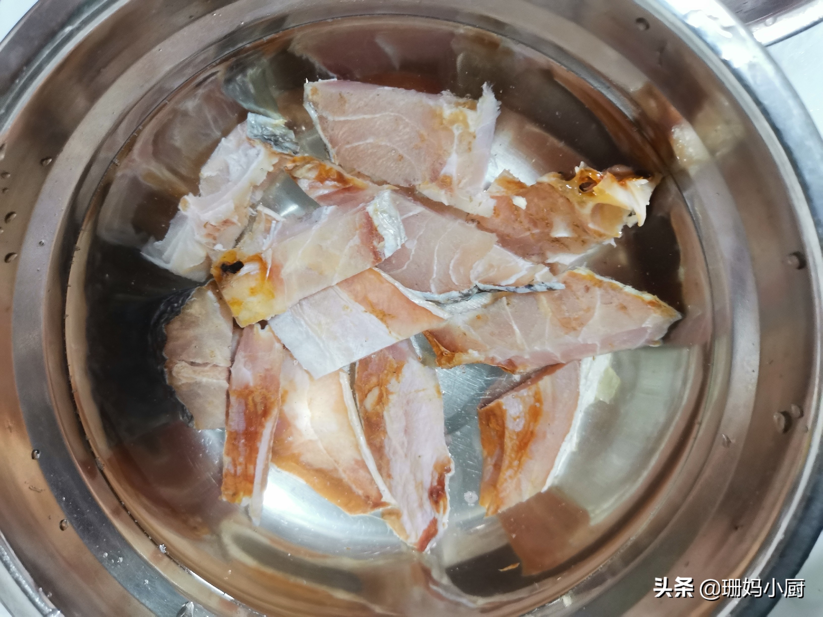 蒸咸鱼干放什么配料（五花肉蒸咸鱼干特别开胃下饭）