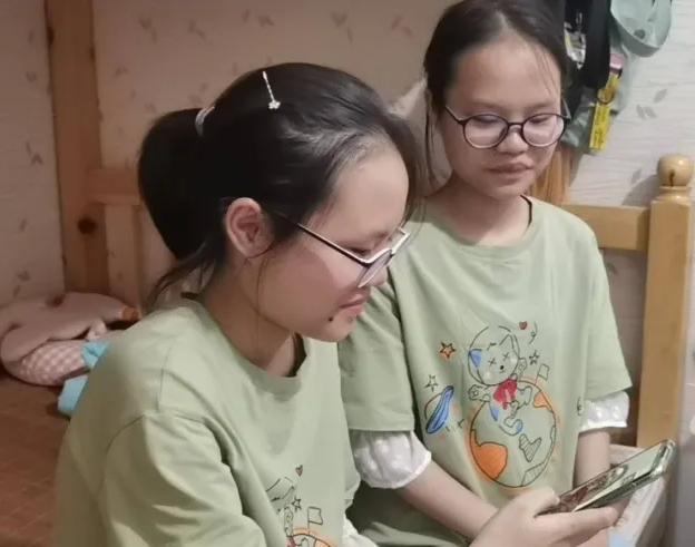 四川一对双胞胎学霸，两人都考了650分以上，妹妹却想复读，为啥