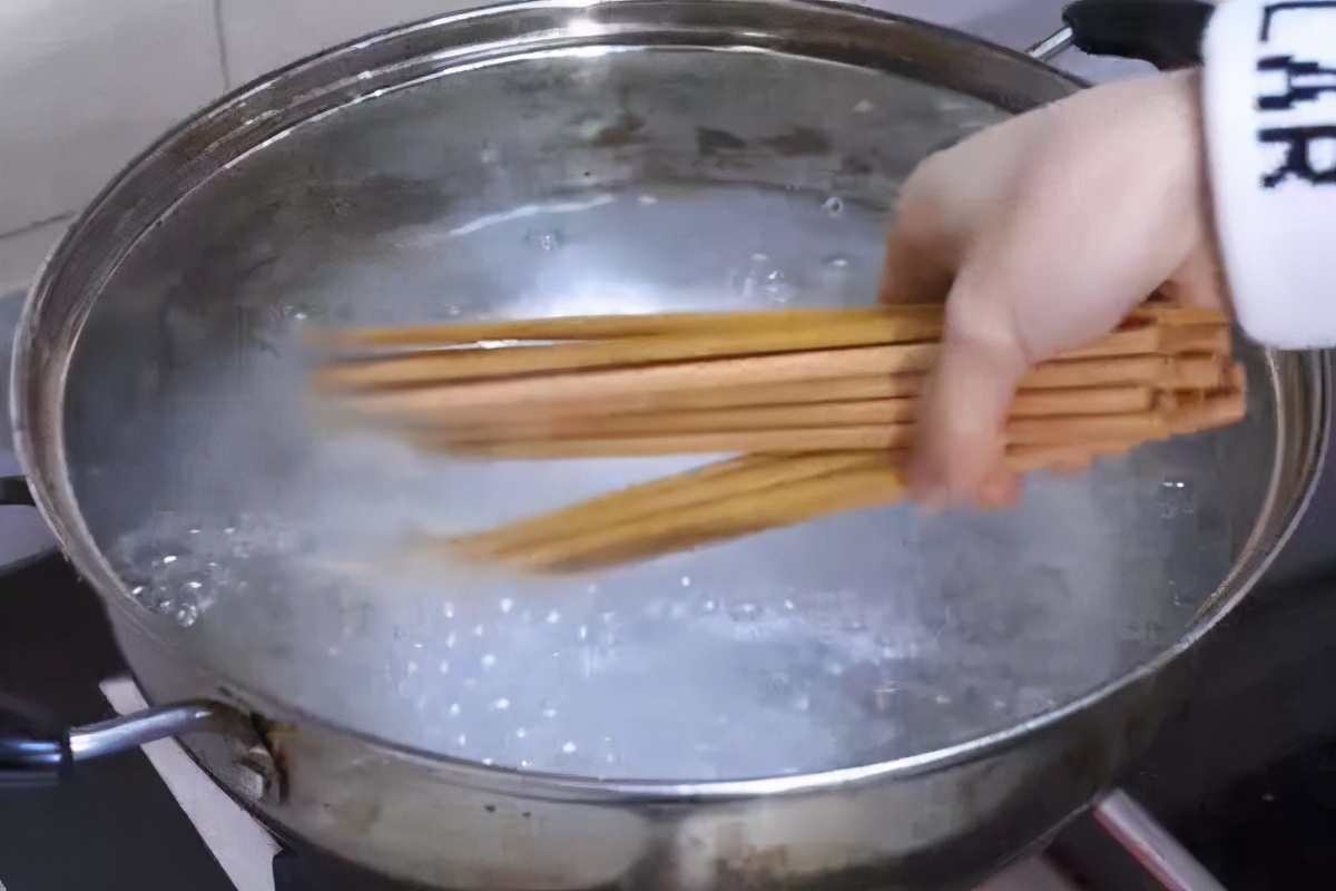 筷子水煮消不行了,新方法消毒才管用,用得干净