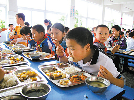 各国学生午餐比拼，美国快餐、韩国泡菜，网友称赞还是中国伙食好