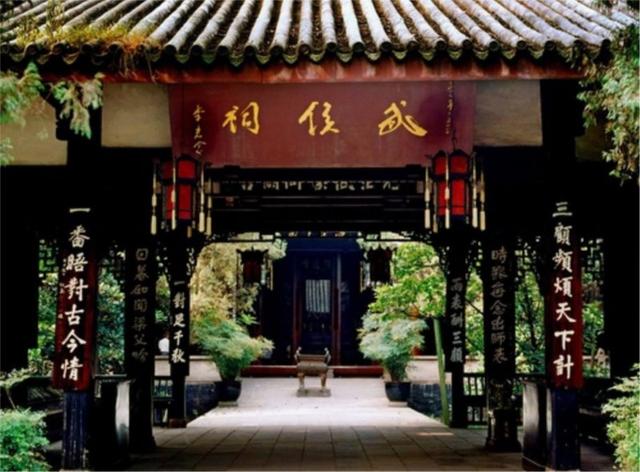 一首《蜀相》，一句“两朝开济老臣心”，写尽贤相诸葛亮的一生