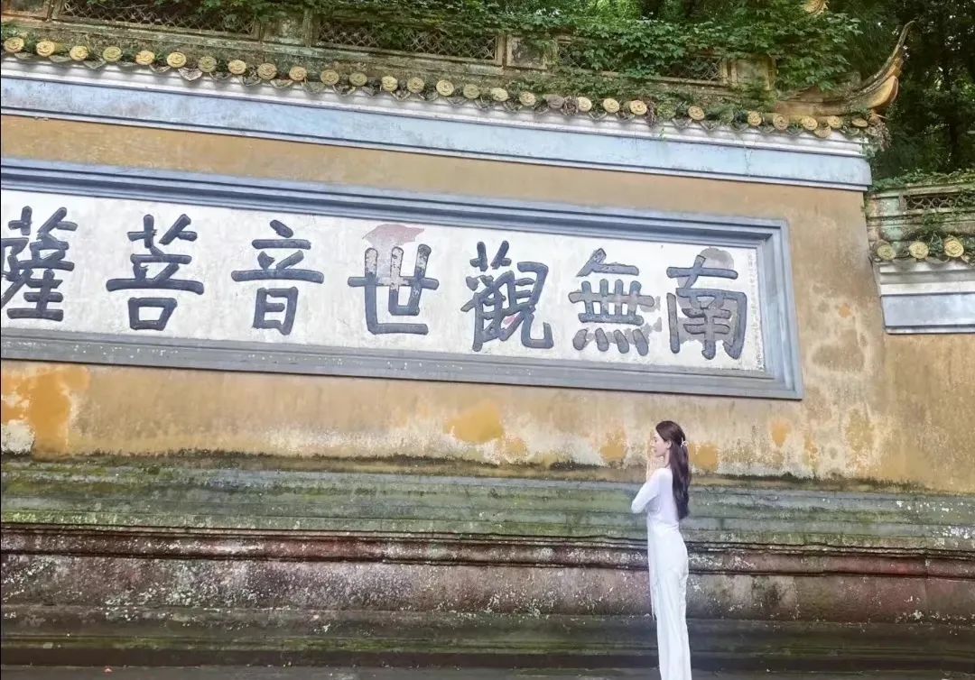 “佛媛”的8个迷惑行为，一个比一个离谱，有人还穿着吊带裙抄经