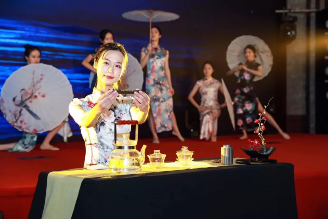 2020年中华茶奥会形象代言人是位浙大姑娘：一位漂亮的实力派！