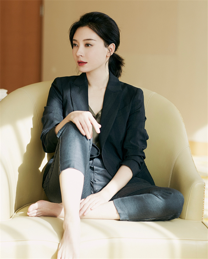 女人过了40岁该剪什么发型?看袁泉陈数赵薇就知道了,气质优雅