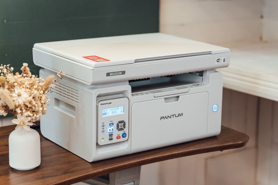 奔图m6202w(青春版)打印机的机身细节处也设计的不错,仔细看了下,接缝