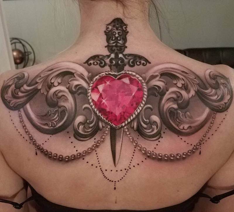 女性背部纹身图案