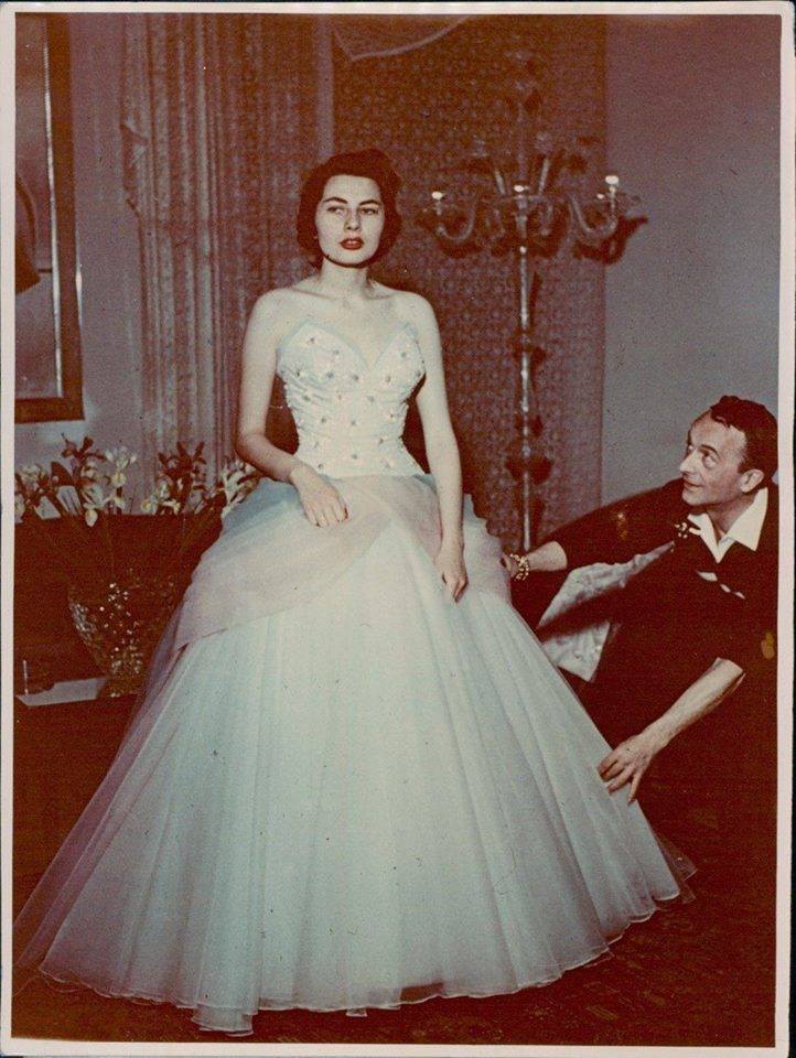 伊朗末代美艳王后！国王宠翻送天价珠宝，却因无法生育被流放