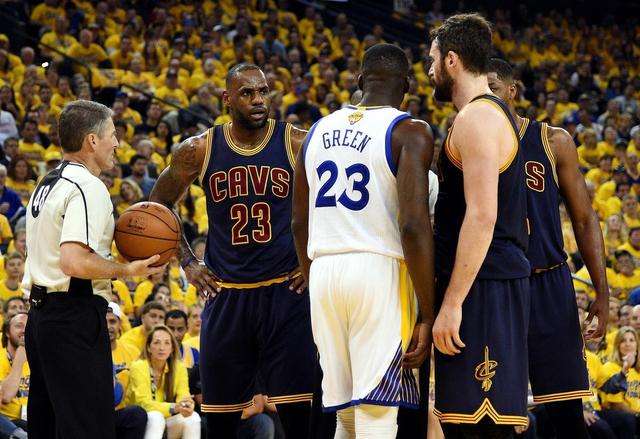 欧文16年总决赛三分慢动作（重温经典！16总决赛欧文致命三分，是詹姆斯让泰伦卢把球给欧文的）