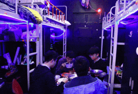 大学宿舍的“花样”装扮，00后的想法新奇，布置的温馨惹人羡慕