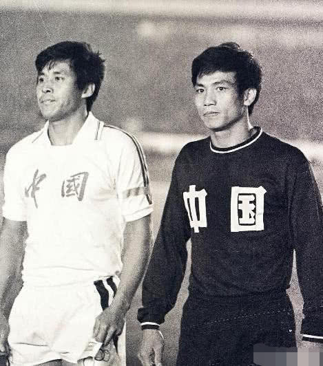 教练:苏永舜,张宏根,前有左右快马古广明,沈祥福,中有容志行,黄向东