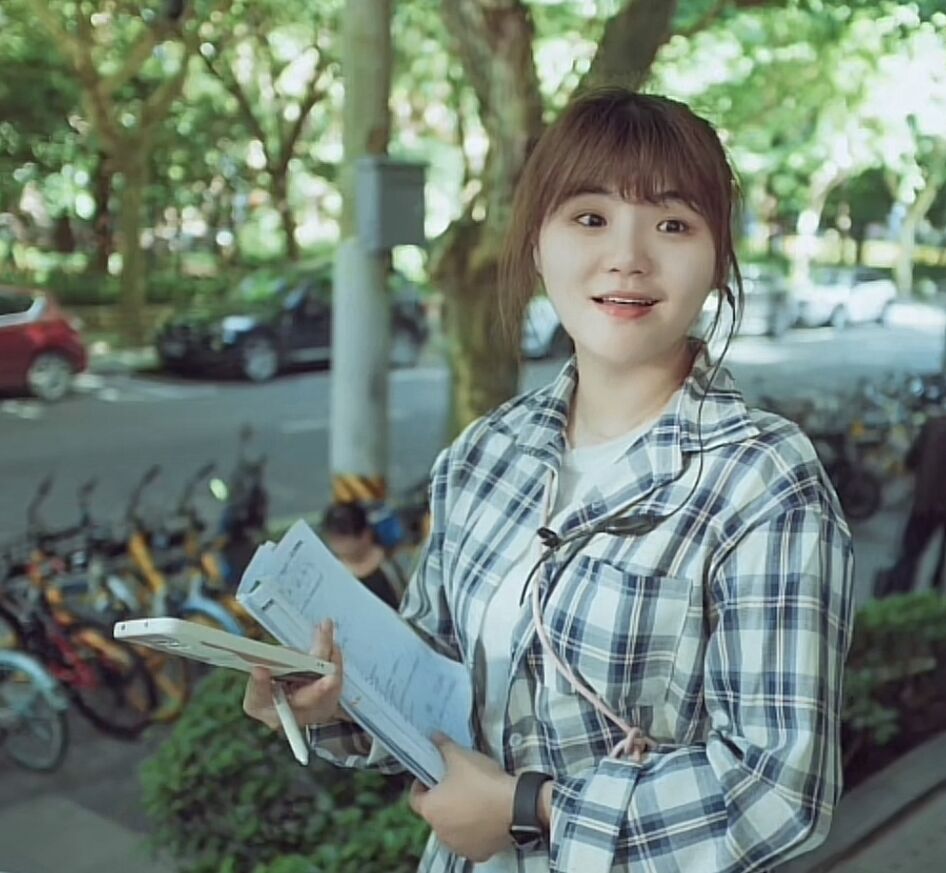 32岁baby素颜现身好友婚礼!与19岁男星亲密互动,不见老公黄晓明