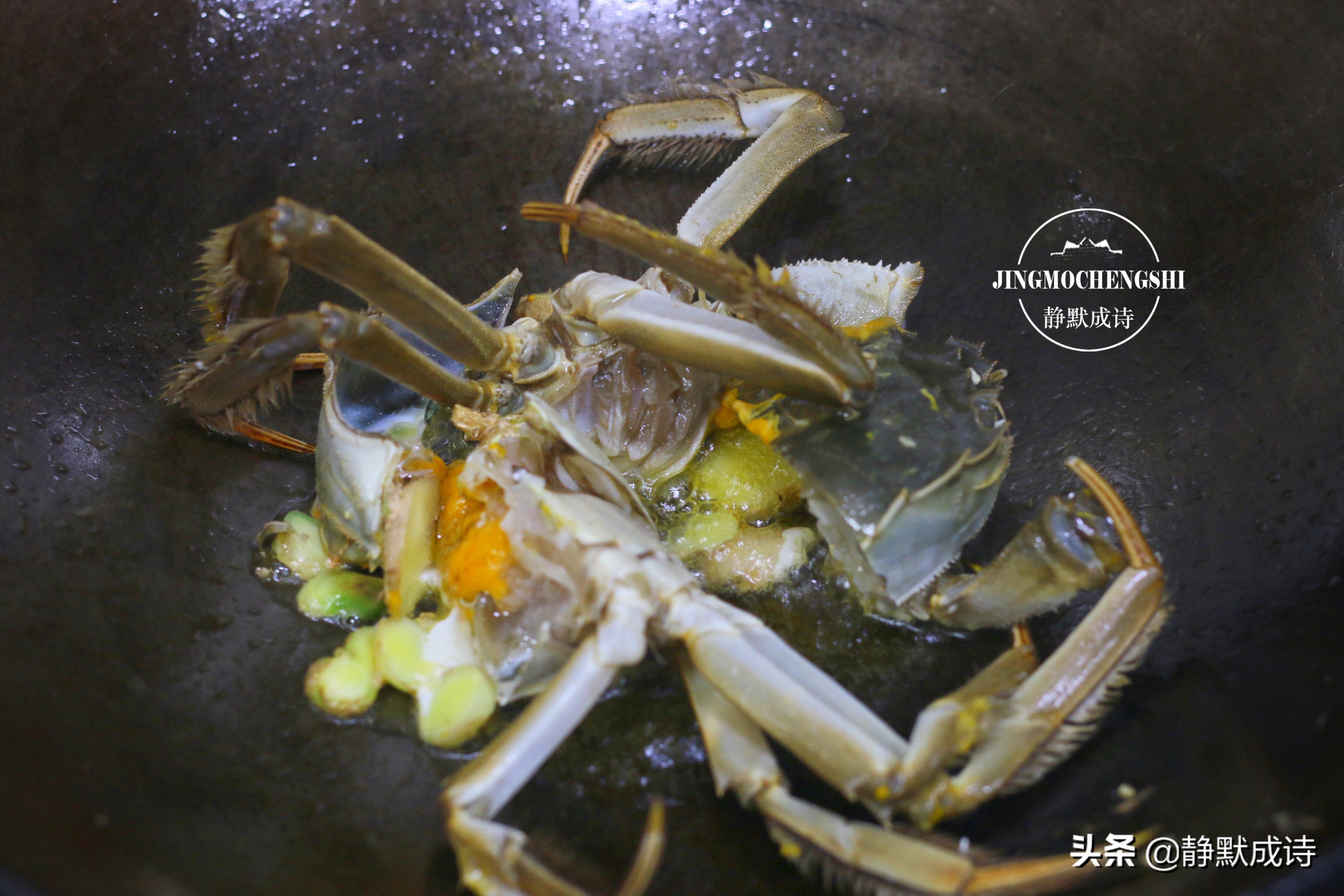用螃蟹煮粥，味道不比清蒸差，把螃蟹处理好，粥又香又鲜没腥味