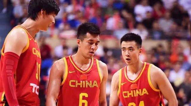 世界杯哪个后卫被晃倒又爬起来(拦不住！NBA后卫直接被晃倒 球迷：郭艾伦看起来真像美国后卫)