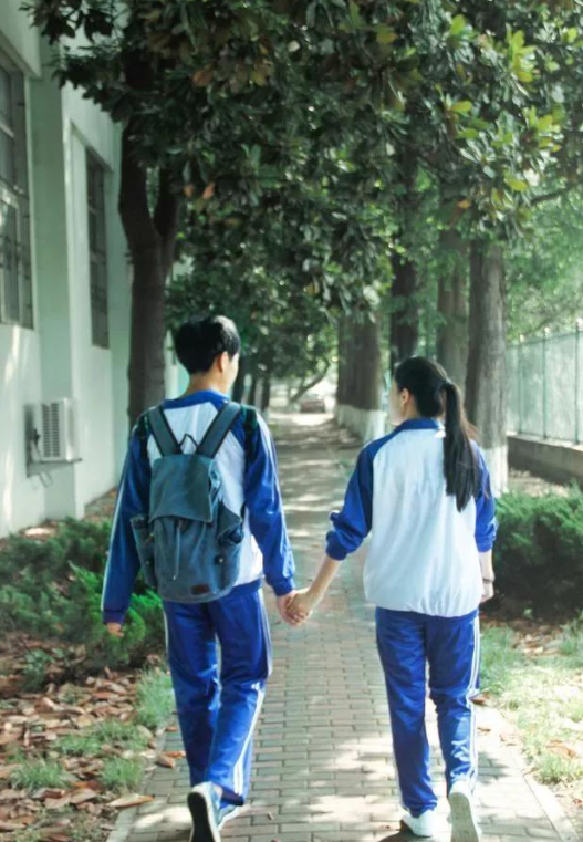 撞见女儿“夹腿”，亲妈1句话把孩子骂“愣”！成年人的思想太污