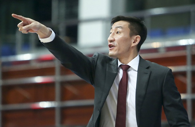 为什么nba要求运球少(杜锋发飙怒批男篮球员：做动作只为秀自己，胯下运球的目的是啥？)