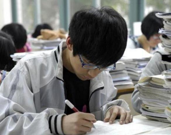 寒门三胞胎兄妹高考成绩揭晓，都考过了一本线，学霸小妹实至名归