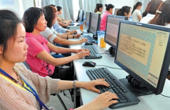 高考的答题卡扫描过程曝光，不少人觉得老师省事了，学生可苦了